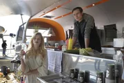 Model Leonie Seiters (Amelie Otto, l.) holt sich bei ihrem Ex-Freund, Caterer Patrick Heise (Christopher Reinhardt, r.), ihr Getränk ab.