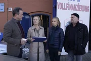 Carsten Seiters (Thomas Dehler, l.) und Bianca Seiters (Susanne Lüning, 2.v.l.) werden von Linett Wachow (Stefanie Stappenbeck, 2.v.r.) und Otto Garber (Florian Martens, r.) zum Tod ihrer Tochter befragt.