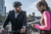 Rechtsanwalt Benni Hornberg (Antoine Monot, Jr., l.) zeigt Staatsanwältin Claudia Strauss (Bettina Zimmermann, r.) den Beweis dafür, dass der Headlocker von GINGOO, hochsensible, persönliche Daten der Nutzer sammelt.
