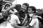 Trainer Otto Rehhagel, Fortuna Duesseldorf, jubelt nach dem Sieg, umarmt seine Spieler, nach dem 2:1 der Fortuna Duesseldorf gegen den 1. FC Koeln 04. Juni 1980. Trainer Otto Rehhagel, Fortuna Duesseldorf, jubelt nach dem Sieg, umarmt seine Spieler, nach dem 2:1 der Fortuna Duesseldorf gegen den 1. FC Koeln 04. Juni 1980.
