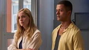 Konsulin Laura (Sophie Rundle) und ihr Kollege Carl (Dylan Brady) müssen einen Krankenbesuch machen.