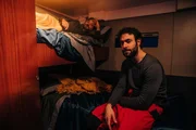 Lorenzo (Giacomo Giorgio, l.) und Gabriele (Alessio Vassallo, r.) teilen sich eine Kabine. Gabriele macht sich große Sorgen wegen des aufkommenden Sturms.