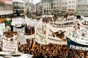 1981: Zum ersten Mal pöbelte sich Horst Schimanski in seiner speckigen Jacke durch den „Tatort“. In Bonn kamen Hunderttausende zur ersten Friedensdemo im Hofgarten und die Händler auf dem Marktplatz gaben Demonstrationsrabatt – um vor dem erwarteten Krawall schnell noch alle Waren zu verkaufen. Und die Fußballfrauen von der kleinen SSG 09 aus Bergisch Gladbach wurden Weltmeister – obwohl es diesen Titel im Frauenfußball damals noch gar nicht gab, ebenso wenig wie eine weibliche Nationalmannschaft. Der zweite Film der neuen zehnteiligen WDR-Dokumentationsreihe „Unser Land in den 80ern“ erzählt von einer Zeit, als die SPD mit absoluter Mehrheit das Land regierte; es war das Jahr, in dem die Arbeitslosenquote auf fast 400.000 stieg – so viel wie nie zuvor. Überall musste gespart werden, denn es fehlte im wahrsten Sinne des Wortes „Jede Menge Kohle“. - Hunderttausende kamen am 22. November 1981 zur Friedensdemo gegen die Politik von Leonid Breschnew nach Bonn.