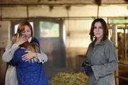 Verena Steinmüller (Carin C. Tietze, l.) ist stolz auf ihre Tochter Mila (Luisa Wöllisch, M.). Katja Baumann (Simone Thomalla, r.) steht der Familie unterstützend zur Seite.