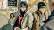 Charlie (Emilie Neumeister, l.) und Elias (Riccardo Campione, r.) arbeiten beim Hafenfest.