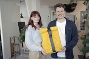 Designerin Maya Müller und Unternehmer Adrian Goosses vom Start-up "Airpaq" mit ihrem Upcyling-Rucksack im Firmensitz in Köln