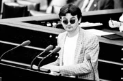 Zum ersten Mal seit 1957 gibt es eine vierte Fraktion im Bundestag: Am 29. März ziehen 28 grüne Abgeordnete mit Sonnenblumen in den Plenarsaal ein. Joschka Fischer wird parlamentarischer Geschäftsführer.