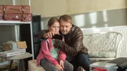 Der Entführer (Matthias Ziesing, r.) hat Madita (Lilly Wagner, l.) in seiner Gewalt und übt per Handybotschaft Druck auf ihre Mutter aus. Bei Misslingen des Überfalls droht er damit, dem Mädchen etwas anzutun. Maditas Mutter in der Bank läuft die Zeit davon. Dann fällt überraschend ein Schuss.