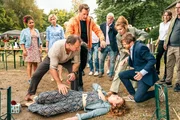 Lea Koch (Maj Borchardt, l.), Janne Andersen (Brigitte Zeh, 2.v.l.), Dr. Moritz Neiss (Patrick Kalupa, 4.v.l.), Andrea Wellenbrink (Anja Antonowicz, liegend), Charlie Jansen (Josefine Preuß, 4.v.r.), Marcus Paysen (Benjamin Kramme, 3.v.r.)