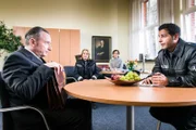Im Direktorinnenzimmer von Frau Ekkhard (Marion Martienzen, 2.v.r.) befragen Tarik (Serhat Cokgezen, r.) und Claudia (Janette Rauch, 2.v.l.) den Mathelehrer Udo Ahlmann (Stefan Preiss, l.). Gegen ihn hat einer seiner Schüler Anzeige wegen Körperverletzung erstattet.