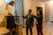 Mina Amiri (Jasmin Tabatabai, r.) und Kollege Oliver Radek (Hans-Werner Meyer, M.) erkundigen sich im Jüdischen Gemeindezentrum bei der Lehrerin Esther Roth (Anja Antonowicz, l.) nach einer vermissten jungen Frau.