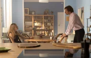 Fabian Hartmann (Philip Boos) besucht Laura (Sophie Rundle) privat in ihrer Wohnung - nicht ohne Hintergedanken.