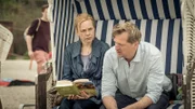 Auch am Strand können Thorsten Weber (Patrick von Blume) und seine Frau Monika (Dagmar Leesch) nicht das Kriegsbeil begraben.