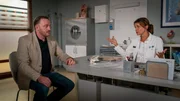 Dr. Jonas (Gerit Kling) beruhigt Volker Bruns (Florian Reiners), den Vater ihres Patienten, der davon ausging, dass sie mit ihm über die Spende der Organe seines Sohnes sprechen wollte.