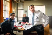 Haller (Hannes Hellmann, r.) ist unzufrieden und lässt seine Laune an Tarik (Serhat Cokgezen, l.) und Claudia (Janette Rauch) aus: nicht nur, dass in seinem Bezirk ein Fahrzeug nach dem anderen aufgebrochen wird, jetzt müssen sie auch noch nach einem Phantom suchen.