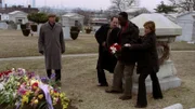 Die weiteren Ermittlungen ergaben, dass Javier Vega (James McDaniel, 3.v.l.) vor vielen Jahren eine Frau umgebracht hat. Capt. Don Cragen (Dann Florek, l.), Detective Elliot Stabler (Christopher Meloni) und Detective Olivia Benson (Mariska Hargitay) nehmen daraufhin den Hauptverdächtigten fest.