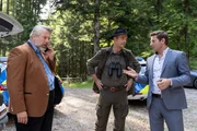 Für Alfred Kraglinger (Christian Lex, M.) sollte es die erste Jagd mit Thomas Ritter werden, doch dazu kam es nicht mehr. Nun wird er von den Kommissaren Hansen (Igor Jeftić, r.) und Stadler (Dieter Fischer, l.) zum Tathergang befragt.