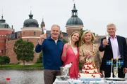 Die Hauptdarsteller des aktuellen Inga-Lindström-Films stoßen auf die 50. Jubiläumsfolge an (v.l.n.r.): Jürgen Heinrich (Rolle "Anders Silander"), Sarah Ulrich (Rolle "Leonie Carlsson"), Jutta Speidel (Rolle "Helena Carlsson") und Rüdiger Joswig (Rolle "Gunnar Hansen").