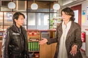 Jasmin (Gerit Kling, r.) sucht Unterstützung bei den Kollegen des PK und wird von Alexa (Minh-Khai Phan-Thi, l.) abgewiesen.