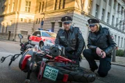 Melanie (Sanna Englund, r.) und Mattes (Matthias Schloo, l.) schauen sich am Unfallort das Motorrad an. Die Maschine scheint manipuliert worden zu sein.