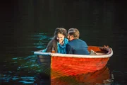 Franz (Jannik Schümann, r.) und Sisi (Dominique Devenport, l.) entfliehen dem Alltag am kaiserlichen Hof für einen Moment der Zweisamkeit auf einem Boot.
