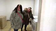 Pamela (li.) braucht dringend eine Waschmaschine. Gemeinsam mit ihrer Freundin Maritta macht sie sich auf den Weg zum An- und Verkauf in Schutow. Ob die beiden dort fündig werden?