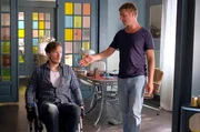 Toni (Leo Reisinger) versucht auf  „Flocke“ (Jacob Matschenz), den Freund seiner Schwester, zuzugehen.