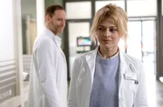Dr. Kai Hoffmann (Julian Weigend) muss über seine Ex-Frau Dr. Ina Schulte (Isabell Gerschke) schmunzeln, als sie ihm mit einem einzigen Satz die schlechte Laune vertreibt.