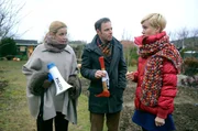 Die resolute Revierleiterin Dr. Gertrud Müller-Dietz (Alexandra Maria Surholt, l.) und Hauptkommissar Paul Kleinert (Felix Eitner, M.) auf Verbrecherjagd in einer idyllischen Laubenkolonie.