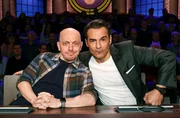 Rateteam-Kapitän Bernhard Hoëcker (l.) und Schauspieler Erol Sander (r.) bilden ein Rateteam.