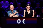 Rateteam-Kapitän Bernhard Hoëcker (l.) und das Fotomodell Céline Bethmann (r.) bilden ein Rateteam.
