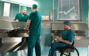 Dr. Kai Hoffmann (Julian Weigend, li.) und Dr. Ilay Demir (Tan Çağlar, re.) haben gerade eine junge Frau operiert, die einem Autounfall mit Fahrerflucht zum Opfer gefallen ist. Der gesundheitliche Zustand der jungen Frau war sehr kritisch.