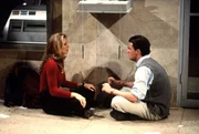 Jill Goodacre (Jill Connick, l.); Chandler Bing (Matthew Perry, r.)