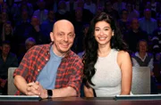 Rateteam-Kapitän Bernhard Hoëcker (l.) mit der Influencerin Paola Maria (r.).