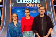 Moderatorin Esther Sedlaczek (M.) mit den Kandidaten des Teams "Klassik": Julia Fischer (l.) und David Garrett (r.).