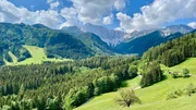 Fast lieblich und ausnehmend grün schmiegt sich das Kärntner Rosental an den Gebirgszug der Karawanken. Entlang der Drau leben hier noch viele Einheimische, die das Bauerntum noch vor der maschinellen Zeit kennen gelernt haben. Gerade in gebirgigeren Regionen wie dieser bedeuteten bergbäuerliche oder forstliche Arbeit schweren körperlichen Einsatz oft bis zur völligen Erschöpfung und zum Verschleiß. Heute ist vieles davon nur mehr eine ferne Erinnerung, wenn auch die Werte, nach denen damals gelebt wurde, bei vielen noch immer Bestand haben. Im Bild: Rosental.