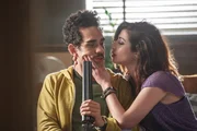 Pablo Simon Bolivar (Ray Santiago, l.); Kelly Maxwell (Dana DeLorenzo, r.)