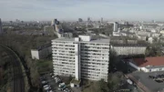 Das Hochhaus im Kölner Osten wurde von den Bewohnern wegen der Drogen, die früher dort gedealt wurden, auch „Pulverturm“ genannt.