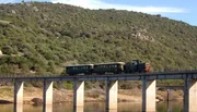Trenino verde auf seiner Fahrt entlang des Lago del Liscia in der Gallura.