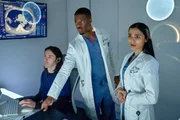 V.l.: Tech Darrin Amalia (Allan Dobrescu), Dr. TJ Coleman (Patrick Walker) und Dr. Sonya Maitra (Anya Banerjee)