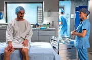 Sven Stratmann (Oliver Bürgin, l.) hat selbst einen Termin im Klinikum. Er bittet Rebecca Krieger (Milena Straube, r.) seinem Ehemann nichts davon zu verraten.