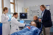 Antje Dauchert (Birgit W&uuml;rz, 2.v.r.) ist schwanger. Bei einem Sturz, hat sich ein Pfahl in ihren Oberschenkel gebohrt. Ihr Mann Paul (Steffen M&uuml;nster, r.), als auch Niklas (Roy Peter Link, 2.v.l. mit Mirka Pigulla, l.) sind besorgt, als eine Fr&uuml;hgeburt droht.