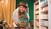 Maya und Moppi gehen gemeinsam einkaufen.