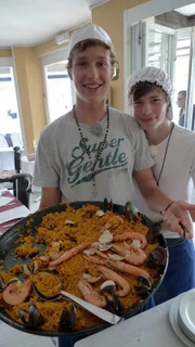 Die Jungs-WG: Johannes und Danny (v.l.n.r.) präsentieren stolz ihre erste selbstgekochte Paella.