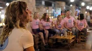 Toni tritt mit seinen Hebammen-Kolleginnen gegen das Ärzte-Team von Luise an. V. li. n. re.: Luise (Wolke Hegenbarth), Dr. Evi Höllriegl (Juliane Köhler), Ursel (Petra Berndt), Karen (Stefanie von Poser) Toni (Leo Reisinger) und Jasmin.