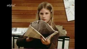 Die "vitalen Spinner" (1980), das ist die "Gruppe Windkraft Hamburg", deren Mitglieder sich für alternative Energiegewinnung und Lebensweisen engagieren und mit einem selbstgebauten Windrad ein Zeichen setzen wollen, während die Tochter mit aus Zeitungspapier hergestellten Mülltüten experimentiert.