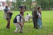 Familie Hausmann und das Kamerateam erwarten die Landfrauen.