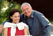 Der verwitwete Karl Ravinski (Peter Bongartz) ist von Cora Talheims (Sonja Kirchberger) Ehrlichkeit und ihrem jugendlichen Elan so fasziniert, dass er sich entschließt, noch einmal zu heiraten.