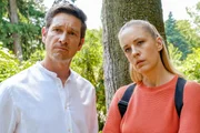 Bezirksinspektor Klaus Lechner (Andreas Kiendl) und Gruppeninspektorin Penny Lanz (Lilian Klebow) versetzen sich in den möglichen Tathergang, wie der Verdächtige Drassl seine Freundin Tamara Jansen im Park getötet haben kann.
