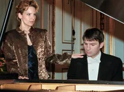 MDR Fernsehen IN ALLER FREUNDSCHAFT  FOLGE 73, "Sekunden der Ewigkeit", am Dienstag (15.05.12) um 12:30 Uhr. Victor Sonnenberg (Tobias Langhoff, re.), ein erfolgreicher Konzertpianist, spielt in Leipzig sein letztes Konzert seiner achtzigtägigen Europa-Tournee. Er verabredet sich mit seiner Jugendliebe Kathrin Globisch (Andrea Kathrin Loewig, li.). Kathrin und Victor freuen sich auf ein harmonisches Wiedersehen, jedoch trüben Victors Gedächtnislücken das Treffen.